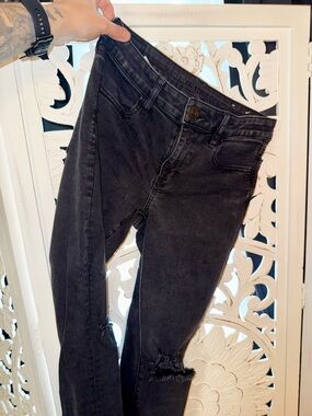 American Eagle Outfitters Black Skinny High-Rise Jeans with Knee Distress